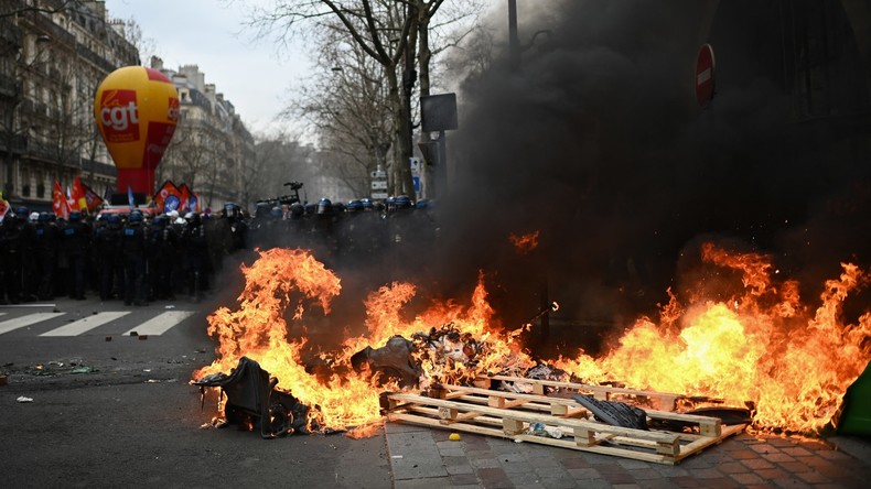 Vitrines caillassées, projectiles... Incidents à la manifestation contre la réforme des retraites