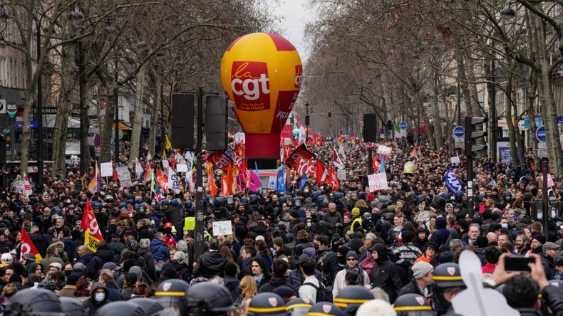 Des manifestants défilent lors d'une manifestation à Paris, le 11 mars 2023.
