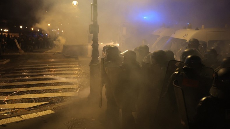Paris : la police utilise un canon à eau sur les opposants à la réforme des retraites à la Concorde