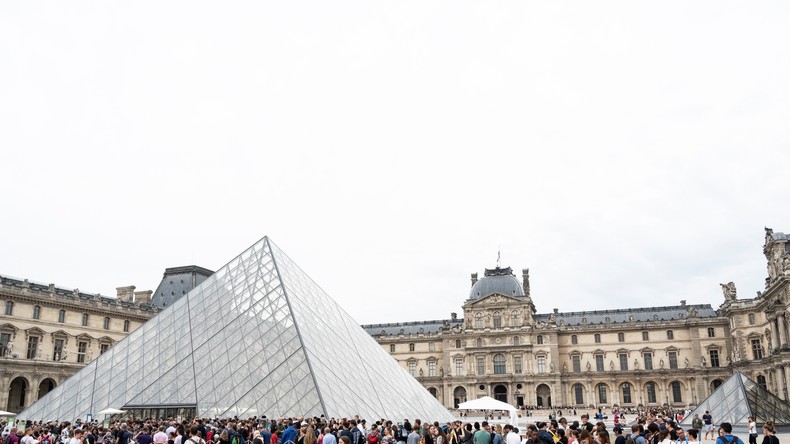Le Louvre bloqué par des salariés opposés à la réforme des retraites (IMAGES)