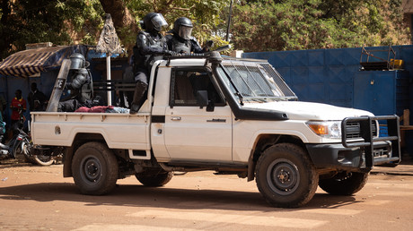 Des membres des forces de sécurité burkinabè patrouillent dans les rues de Ouagadougou le 22 janvier 2022 (image d'illustration).