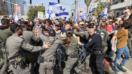 Tensions entre manifestants et forces de sécurité israéliennes, lors d'une mobilisation contre le projet de loi controversé sur la réforme de la justice, à Tel-Aviv le 1er mars 2023.