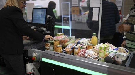 Une caissière scanne des articles à la caisse d'un supermarché de Septèmes-les-Vallons près de Marseille (Bouches-du-Rhône) dans le sud de la France le 3 novembre 2022 (illustration).