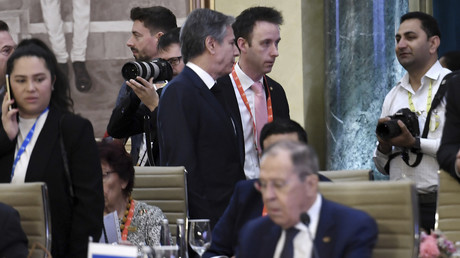 Le secrétaire d'Etat américain Antony Blinken, en haut au centre, passe devant le ministre russe des Affaires étrangères Sergueï Lavrov lors de la réunion des ministres des Affaires étrangères du G20 à New Delhi, le 2 mars 2023.