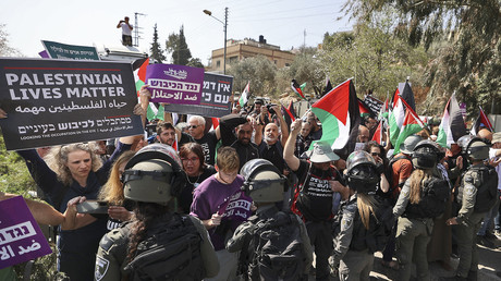 Les forces de sécurité israéliennes bloquent des militants pacifistes palestiniens et israéliens qui manifestent à l'entrée de Huwara, en Cisjordanie occupée, le 3 mars 2023.