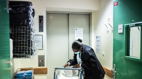Une infirmière regarde un nouveau-né à la maternité de l'hôpital des Diaconesses, à Paris, le 17 novembre 2020 (image d'illustration).