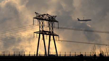 Un avion passe devant un pylône de ligne électrique à haute tension à Martigues, dans le sud de la France, le 7 janvier 2023 (image d'illustration).