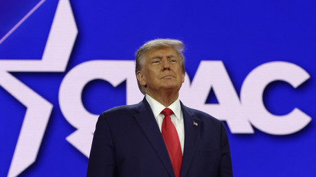 «Je vais totalement oblitérer l'Etat profond» : Trump part en croisade pour 2024 lors du CPAC
