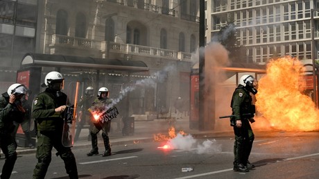 Catastrophe ferroviaire en Grèce : violents heurts entre policiers et manifestants à Athènes
