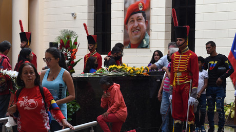 Des personnes visitent le mausolée de l'ancien président vénézuélien Hugo Chavez à la caserne de montagne 4F à Caracas, à l'occasion du 10e anniversaire de sa mort le 5 mars 2023.