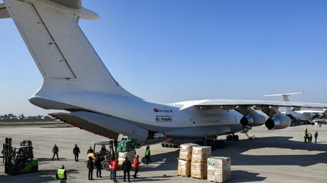 Des colis d'aide humanitaire fournis par l'Arabie saoudite aux victimes du tremblement de terre du 6 février sont déchargés d'un avion de transport Ilyushin Il-76TD à l'aéroport international d'Alep, le 14 février 2023 (image d'illustration).