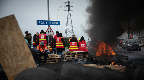 Les syndicalistes bloquent les accès au port du Havre le 8 mars.