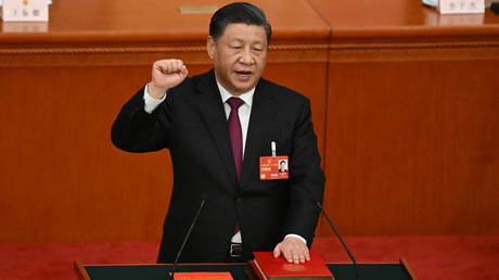 Le président chinois Xi Jinping prête serment après avoir été réélu pour un troisième mandat au Grand Hall du Peuple à Pékin, le 10 mars 2023.