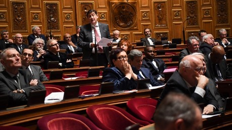 Le président du groupe socialiste au Sénat Patrick Kanner s'adresse au Sénat français lors d'une session d'examen du projet de réforme des retraites du gouvernement, le 2 mars 2023.