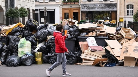 Les déchets s'accumulent à Paris en raison de la grève des éboueurs.
