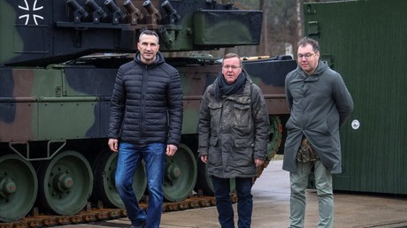 Le ministre allemand de la Défense Boris Pistorius encadré (d.) par l'ambassadeur d'Ukraine en Allemagne Oleksii Makeiev et (g.) par l'ancien boxeur ukrainien Wladimir Klitschko devant un char Leopard de l'armée allemande à Munster, dans le nord de l'Allemagne, le 20 février 2023 (illustration).
