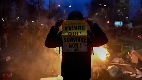 Poubelles brûlées, projectiles... Nouveaux incidents à Paris en marge de la mobilisation sociale