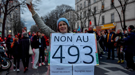 Une manifestante contre la réforme les retraites brandit une pancarte indiquant «non au 49.3», en référence au fameux article de la Constitution, le 18 mars 2023 place d'Italie à Paris (image d'illustration).