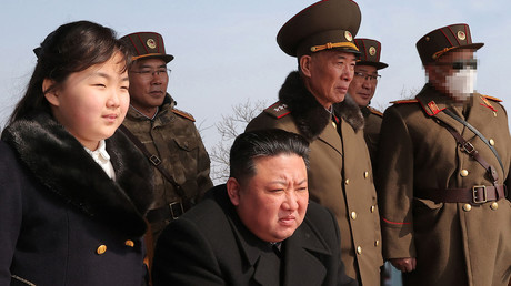 Kim Jong-un supervise des exercices militaires le 19 mars 2023.