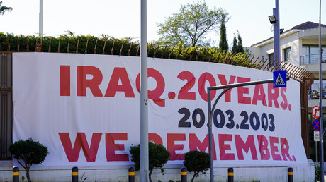 Une grande banderole est affichée sur le mur extérieur de l'ambassade de Russie face à l'ambassade des Etats-Unis à Nicosie, Chypre, le 20 mars 2023.