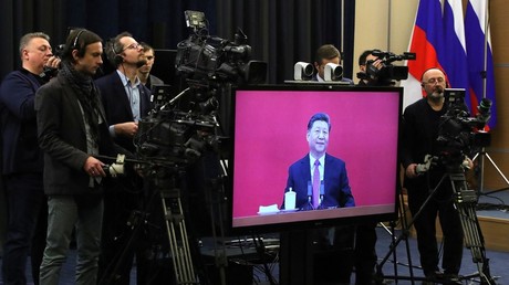 Un écran montre le président chinois Xi Jinping alors que le président russe Vladimir Poutine participe à une cérémonie d'inauguration du gazoduc Force de Sibérie via une liaison vidéo à Sotchi le 2 décembre 2019 (illustration).
