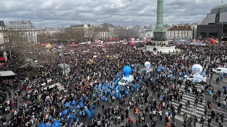 «Télé Versailles» : une historienne critique la couverture des manifestations par BFMTV (VIDEO)