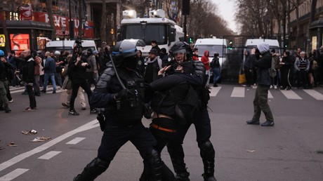 Des membres des forces de l'ordre aux prises avec un manifestant, lors de la mobilisation contre la réforme des retraites et l'usage de l'article 49.3 de la Constitution par le gouvernement, à Paris le 23 mars 2023 (image d'illustration).