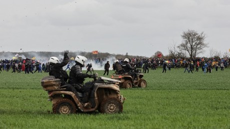 Gendarmes en quads à la manifestation de Sainte-Soline (Deux-Sèvres).