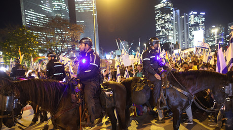 La police montée israélienne lors de manifestations contre la réforme judiciaire à Tel Aviv, le 27 mars 2023.