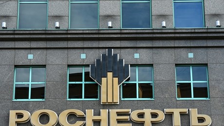 Le logo de la société Rosneft sur la façade de l'immeuble abritant son siège à Moscou (illustration).