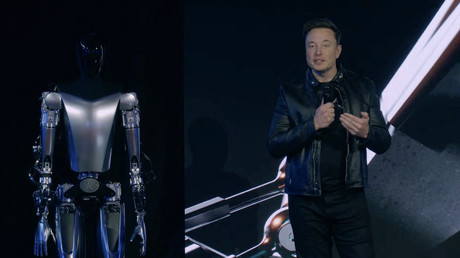 Elon Musk debout sur la scène à côté d'Optimus, le robot humanoïde, à Palo Alto, en Californie, le 30 septembre 2022 (image d'illustration).
