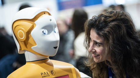 Un visiteur s'entretient avec un robot PAL Robotic lors du Mobile World Congress 2023 à Barcelone, en Espagne, le 1er mars 2023 (image d'illustration).