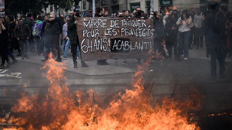 Nantes : des opposants à la réforme des retraites bloquent le périphérique