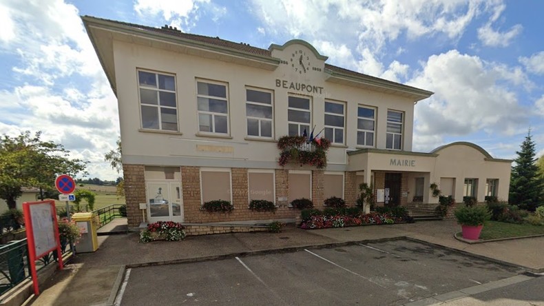 Certaines mairies ont déjà les deux drapeaux, comme ici à Beaupont dans l'Ain (image d'illustration).