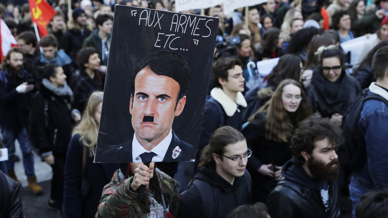 Le graffiti d'un street-artiste grimant Macron en Hitler fait polémique