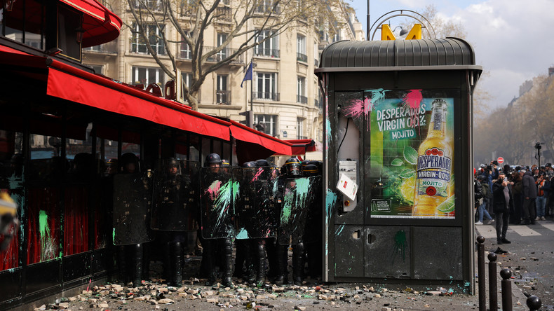 Paris : heurts en marge de la mobilisation, la devanture du restaurant La Rotonde incendiée