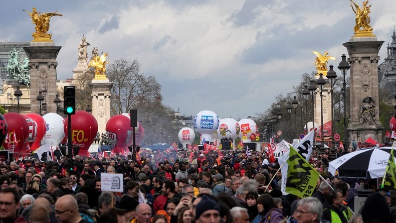 Des manifestants défilent sur le pont Alexandre III, lors de la manifestation du 6 avril 2023 à Paris. (image d'illustration).