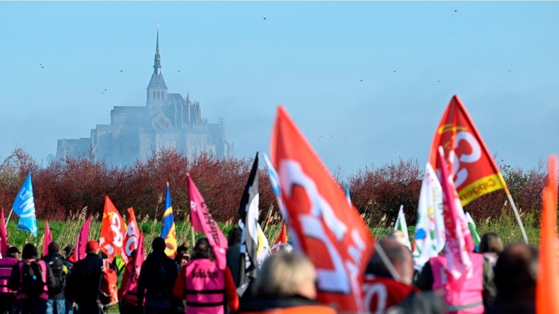 Un cortège de plusieurs centaines de manifestants a défilé le 7 avril aux abords du célèbre Mont-Saint-Michel