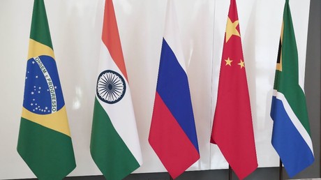 Les drapeaux nationaux des pays BRICS : Brésil, Inde, Russie, Chine et Afrique du Sud (image d'illustration).