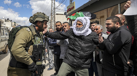 Altercation entre un manifestant palestinien et un soldat israélien lors d'une manifestation commémorant la Journée de la Terre dans la ville palestinienne de Huwara en Cisjordanie occupée, le 31 mars 2023.