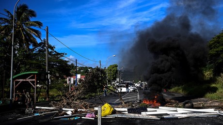Un barrage routier à Gosier, près de Pointe-a-Pitre, sur l'île française de la Guadeloupe, le 22 novembre 2021 (image d'illustration).