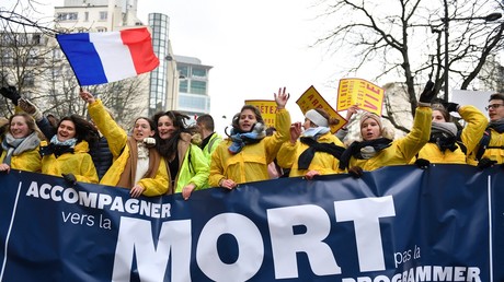 Des manifestants brandissent une banderole sur laquelle on peut lire  «Accompagner vers la mort pas la programmer», à Paris le 22 janvier 2023 (image d'illustration).