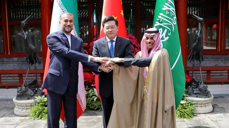 Les ministres des Affaires étrangères iranien, chinois et saoudien lors d'une réunion à Pékin, le 6 avril 2023.