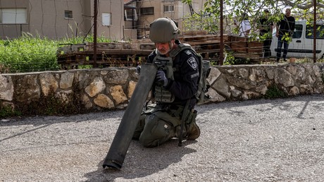 Un soldat israélien inspecte les restes d'un obus tiré depuis le sud Liban le 6 avril 2023.