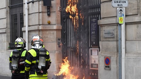 Manifestations contre la réforme : le porche de la Banque de France incendié à Nancy (VIDEO)