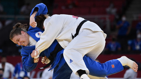En bleu, la judokate russe Aleksandra Babintseva, aux JO de Tokyo en 2000 (image d'illustration).