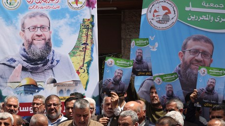 Des portraits de Khader Adnane à Gaza après son décès dans une prison israélienne.