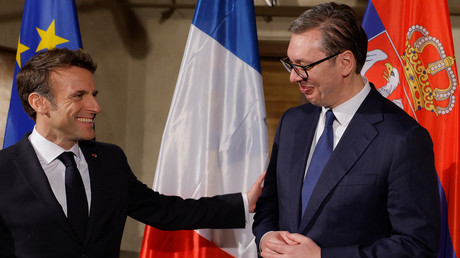 Le président serbe Aleksandar Vucic (à droite) et son homologue français Emmanuel Macron (à gauche) à Munich, le 17 février 2023 (photo d'illustration).