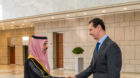 Le chef de la diplomatie saoudienne et Bachar al-Assad à Damas en avril 2023 (image d'illustration).