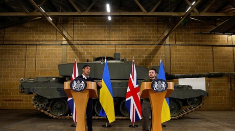 Le Premier ministre britannique Rishi Sunak et Volodymyr Zelensky, en conférence de presse dans une base militaire dans le Dorset, le 15 mai 2023.